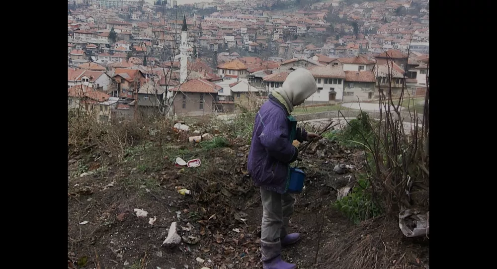 Film raziskuje pričevanja o tako imenovanih &raquo;vikend ostrostrelcih&laquo;, to je premožnih tujcih, ki naj bi med obleganjem plačevali za možnost streljanja na prebivalce mesta. Foto: Kinoatelje