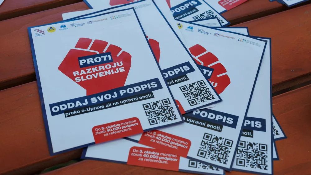 Ljubljana, pred Upravno enoto Ljubljana.Predsednik Gibanja Svoboda Robert Golob bo skupaj s poslancema Svobode Martinom Premkom in Saro Zibrat oddal podpis za razpis referenduma o interventnem zakonu.