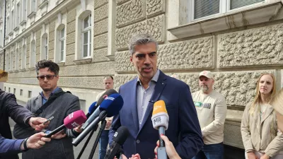 Maribor.Oddaja podpisov za vlozitev kandidature Bora Greinerja za zupana Mestne obcine Maribor.Kandidat Bor Greiner.