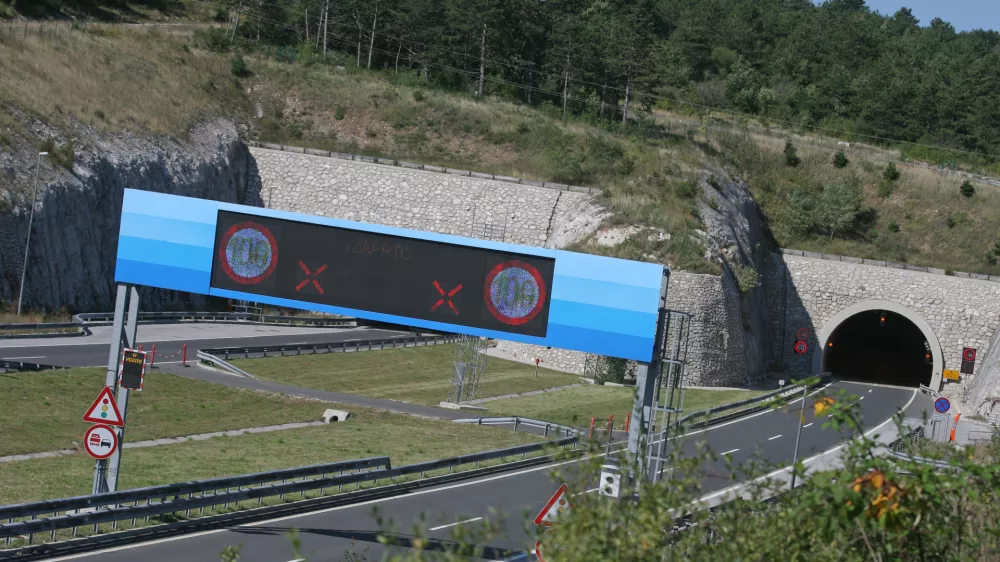 zaradi tehničnik težav zaprt predor Kastelec  - Primorska avtocesta - zaprt promet v obe smeri zaradi napak v krmilno nadzornih sistemih v predorih Dekani in Kastelec -   ///FOTO: Luka Cjuha