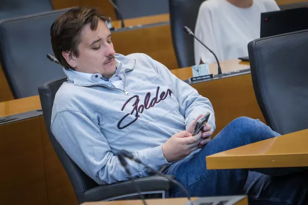 Ljubljana, DZ.Nadaljevanje redne seje DZ, na kateri so med drugim obravnavali predlog o spremembah zakona o urejanju prostora, predlog o dopolnitvah zakona o grbu, zastavi in himni RS ter o slovenski narodni zastavi ter predlog zakona o javnem dopolnilnem izvajanju zdravstvenih in socialnovarstvenih storitev.Poslanec Svobode Lenart Zavbi.