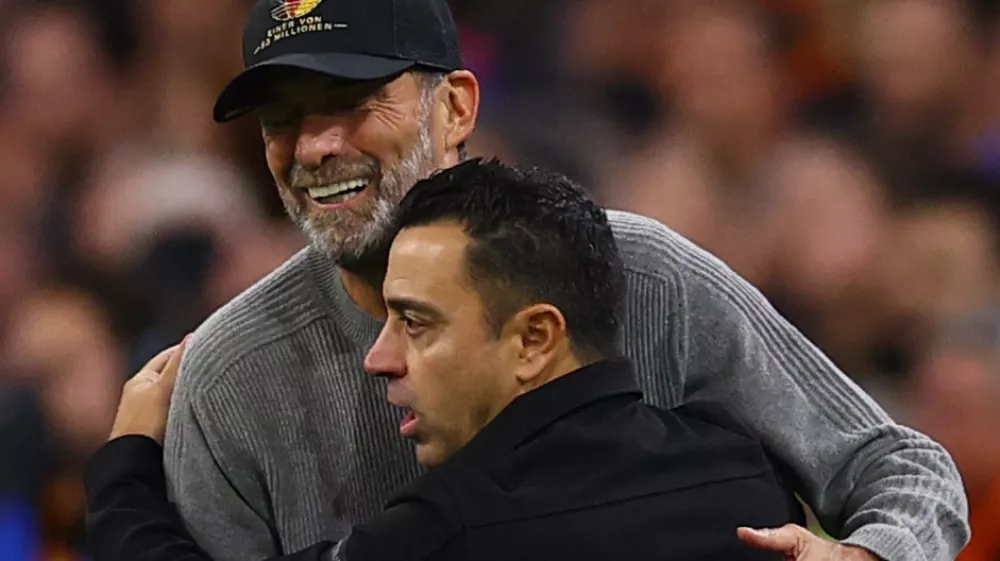 Soccer Football - Nations League - Group B - Netherlands v Germany - Johan Cruijff Arena, Amsterdam, Netherlands - September 24, 2026 Germany coach Jurgen Klopp embraces Netherlands coach Xavi Hernandez at the end of the match REUTERS/Piroschka Van De Wouw