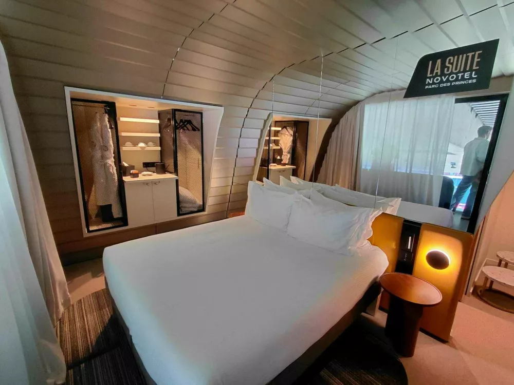  La Suite Novotel by ALL.com na stadionu Parc des Princes je prva stalna hotelska soba na svetu, ume&scaron;čeno neposredno v nogometni stadion. 