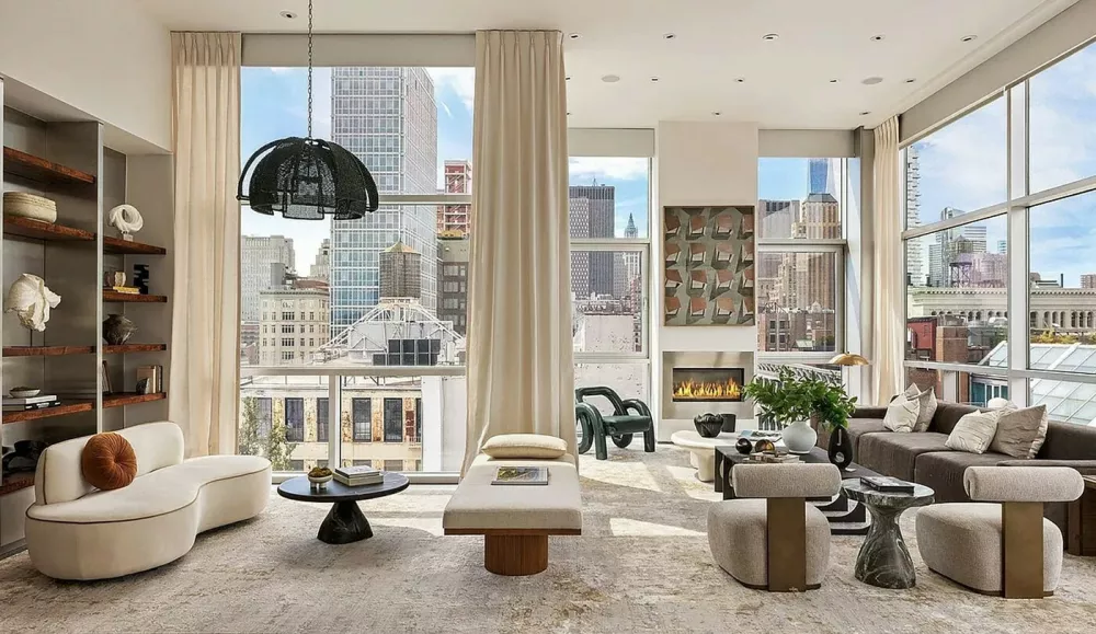 Thierry Henry, l&eacute;gende du football fran&ccedil;ais, a mis en vente son luxueux penthouse de New York, achet&eacute; en 2010 au moment de sa signature aux Red Bulls, contre 25 millions de dollars (22 millions d'euros). Thierry Henry et sa compagne Andrea Rajacic veulent tourner la page &agrave; New York. Le couple a mis en vente son tr&egrave;s luxueux penthouse situ&eacute; dans le quartier de Soho, comme le rapportent plusieurs m&eacute;dias am&eacute;ricains. La multinationale Sotheby's est en charge de la cession du bien, dont il fait la promotion sur son site Internet. Prix de vente du tr&egrave;s pr&eacute;cieux bien: 25 millions de dollars (soit pr&egrave;s de 22 millions d'euros). L'ancien attaquant de l'&eacute;quipe de France avait jet&eacute; son d&eacute;volu sur ce tr&egrave;s grand appartement, situ&eacute; au dernier &eacute;tage, en 2010 apr&egrave;s sa signature pour les New York Red Bulls o&ugrave; il avait jou&eacute; quatre ans avant de mettre un terme &agrave; sa carri&egrave;re en 2014. Achet&eacute; 13 millions d'euros en 2010 Il arrivait alors en provenance du FC Barcelone et sa compagne avait alors confi&eacute; avoir jet&eacute; son d&eacute;volu sur l'endroit d&egrave;s le premier jour de visite. Situ&eacute; &agrave; Manhattan, il offre une vue imprenable sur les ponts de Brooklyn et de Williamsburg. Thierry Henry et Andrea Rajacic avaient alors acquis deux appartements, pour les am&eacute;nager en un seul, contre 14,9 millions de dollars (13 millions d'euros). Dans son annonce sur ce penthouse, Sotheby's vante "une demeure priv&eacute;e suspendue dans le ciel, au c&oelig;ur de SoHo". "Situ&eacute; au sommet d'un immeuble en copropri&eacute;t&eacute; intimiste &agrave; l'architecture en fonte, sur l'une des rues pav&eacute;es les plus pris&eacute;es de SoHo, le penthouse du 39 Crosby offre une alliance exceptionnelle d'espace, d'intimit&eacute; et de discr&eacute;tion, une raret&eacute; dans le centre de Manhattan", ajoute l'annonce. "Avec une superficie int&eacute;rieure de 565 m&egrave;tres carr&eacute;s et quelque 316 m&egrave;tres carr&eacute;s d'espaces ext&eacute;rieurs, la r&eacute;sidence comprend cinq chambres, cinq salles de bain compl&egrave;tes, deux toilettes d'invit&eacute;s ainsi que de multiples espaces de vie et de r&eacute;ception r&eacute;partis sur plusieurs niveaux." "L'un de ses atouts les plus remarquables r&eacute;side sans doute dans l'exp&eacute;rience d'arriv&eacute;e: deux places de stationnement privatives et un acc&egrave;s par ascenseur s&eacute;curis&eacute; permettent aux r&eacute;sidents de passer directement de leur v&eacute;hicule &agrave; leur domicile &mdash; offrant ainsi un niveau d'intimit&eacute;, de confort et de s&eacute;curit&eacute; quasi in&eacute;dit &agrave; SoHo". Depuis la fin de sa carri&egrave;re, Henry a multipli&eacute; les activit&eacute;s d'entra&icirc;neur (Monaco, Montr&eacute;al, &eacute;quipe de France Espoirs) ou de consultant sur plusieurs cha&icirc;nes sportives. Il travaille actuellement pour CBS Sports et Amazon Prime Video apr&egrave;s avoir rejoint Fox Sports pour la Coupe du monde 2026. Le champion du monde 1998 est &eacute;galement actionnaire du club italien de C&ocirc;me, entra&icirc;n&eacute; par son ancien co&eacute;quipier d'Arsenal, C. Fabregas. French football legend Thierry Henry has put his luxurious New York penthouse&mdash;purchased for $25 million (&euro;22 million) in 2010 when he signed with the Red Bulls&mdash;up for sale. Thierry Henry and his partner, Andrea Rajacic, are looking to turn the page on their time in New York. The couple has listed their ultra-luxurious penthouse in the SoHo neighborhood, according to several US media outlets. Sotheby's is handling the sale and is promoting the property on its website. The asking price for this prized residence is $25 million (approximately &euro;22 million). The former French national team striker set his sights on this expansive top-floor apartment in 2010 after signing with the New York Red Bulls, where he played for four years before retiring in 2014. Purchased for &euro;13 million in 2010 He was arriving from FC Barcelona at the time, and his partner revealed that she had fallen in love with the place the very first day they visited. Located in Manhattan, the property offers stunning views of the Brooklyn and Williamsburg bridges. Henry and Rajacic originally purchased two separate apartments for $14.9 million (&euro;13 million) and combined them into a single residence. In its listing for the penthouse, Sotheby's describes it as "a private home suspended in the sky, in the heart of SoHo." "Perched atop an intimate cast-iron condominium building on one of SoHo's most sought-after cobblestone streets, the penthouse at 39 Crosby offers an exceptional blend of space, privacy, and discretion&mdash;a rarity in central Manhattan," the listing adds. "With an interior area of ​​565 square meters and approximately 316 square meters of outdoor space, the residence features five bedrooms, five full bathrooms, and two powder rooms, along with multiple living and entertaining areas spread across several levels." "One of its most remarkable features is undoubtedly the arrival experience: two private parking spaces and secure elevator access allow residents to go directly from their vehicle to their home&mdash;offering a level of privacy, comfort, and security that is virtually unprecedented in SoHo." Since retiring from his playing career, Henry has pursued various roles as a coach (Monaco, Montreal, the France U21 team) and as a pundit for several sports networks. He currently works for CBS Sports and Amazon Prime Video, having previously joined Fox Sports for the 2026 World Cup. The 1998 World Cup winner is also a shareholder in the Italian club Como, which is managed by his former Arsenal teammate C. Fabregas.,Image: 1137429151, License: Rights-managed, Restrictions:, Model Release: no 