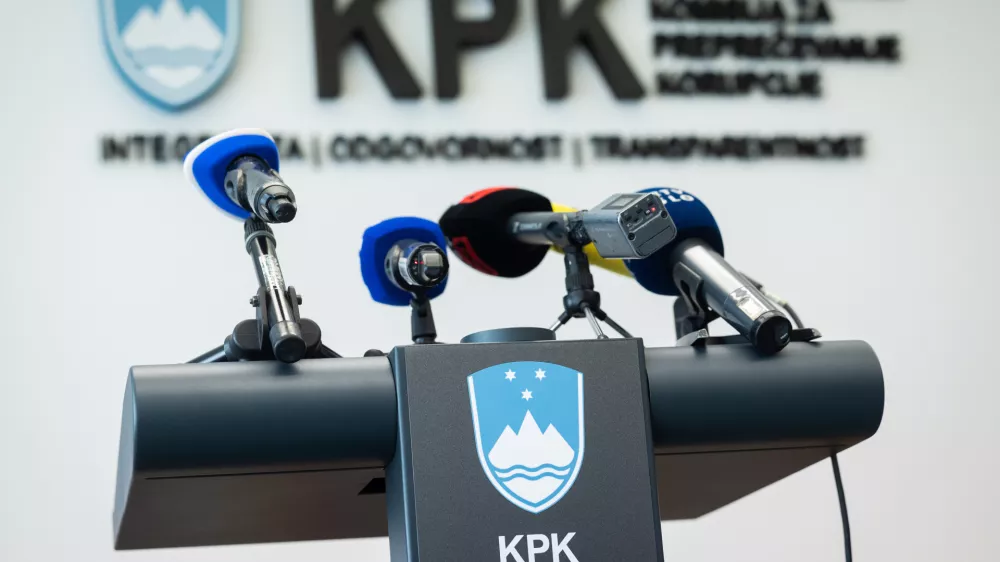 Ljubljana, prostori KPK.Izjava za medije namestnice predsednika Komisije za preprecevanje korupcije (KPK) Tine Divjak v zvezi z zahtevkom za revizijo javnega narocila za nakup helikopterjev.