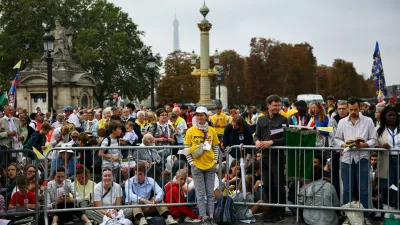 Faithful gather before the arrival of Pope Leo to celebrate an open-air Mass at the Place de la Concorde, in Paris, as part of his four-day apostolic journey to France, September 26, 2026. REUTERS/Sarah Meyssonnier
