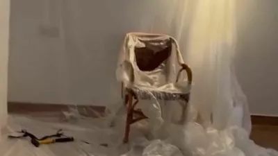 Mučilnica, ki naj bi si jo omislili na "sedežu" kriminalne združbe v luksuzni hi&scaron;i v &Scaron;paniji, je bila v celoti prekrita s plastično folijo. 