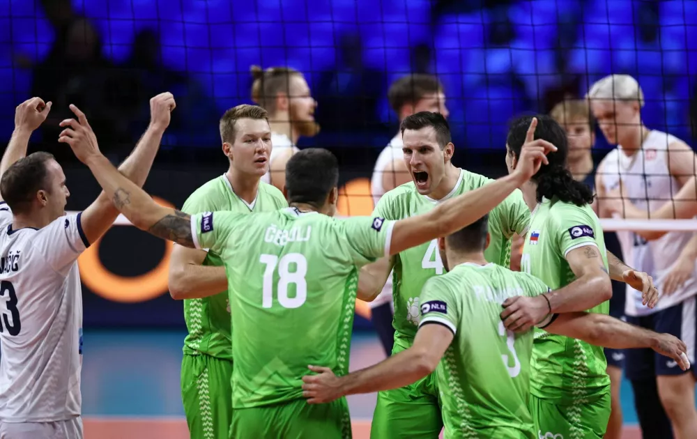 Volleyball - European Men's Volleyball Championship 2026 - Third Place - Finland v Slovenia - Unipol Forum, Milan, Italy - September 26, 2026 Slovenia players react REUTERS/Stoyan Nenov / Foto: Stoyan Nenov