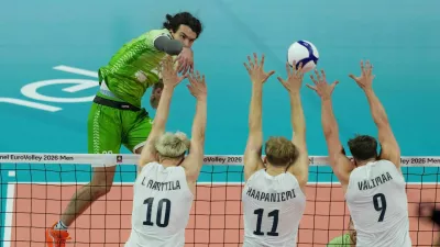 Slovenia's Nik Mujanovic, top left, spikes the ball as Finland's Luka Marttila, Miika Haapaniemi and Santeri Valimaa try to block during the men's European volleyball championship third-place final match between Finland and Slovenia in Milan, Italy, Saturday, Sept. 26, 2026. (AP Photo/Antonio Calanni) / Foto: Antonio Calanni