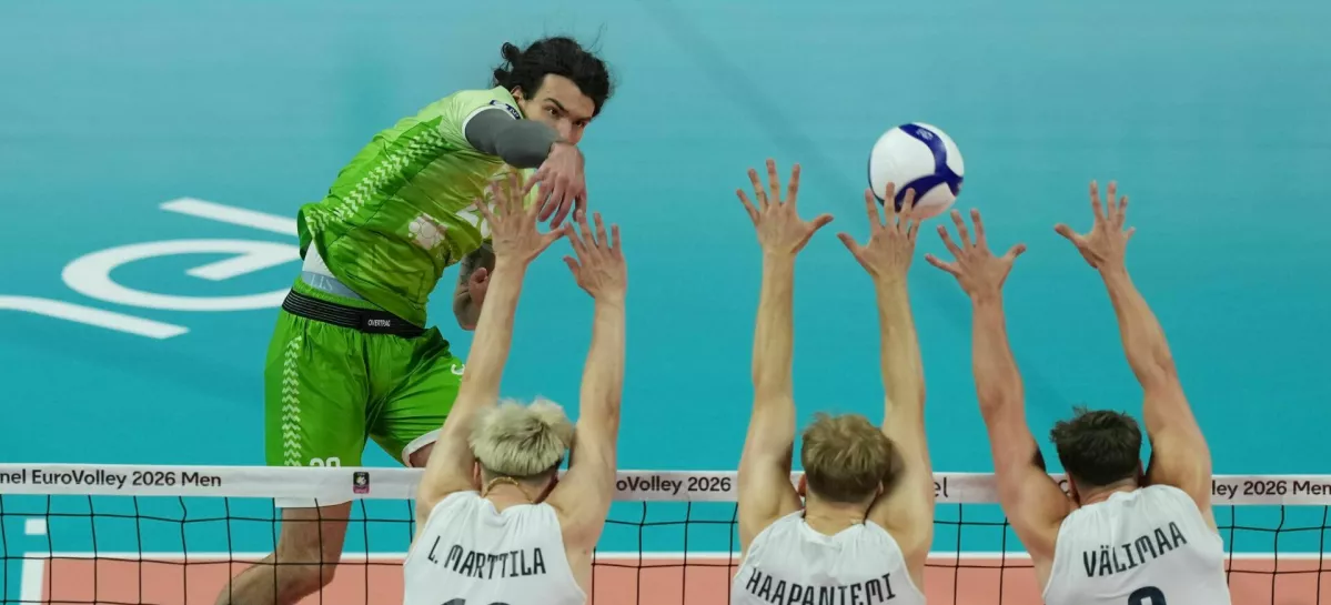 Slovenia's Nik Mujanovic, top left, spikes the ball as Finland's Luka Marttila, Miika Haapaniemi and Santeri Valimaa try to block during the men's European volleyball championship third-place final match between Finland and Slovenia in Milan, Italy, Saturday, Sept. 26, 2026. (AP Photo/Antonio Calanni) / Foto: Antonio Calanni