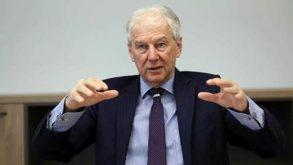 Kračun o proračunu: Več za orožje, v zdravstveni blagajni velika luknja
