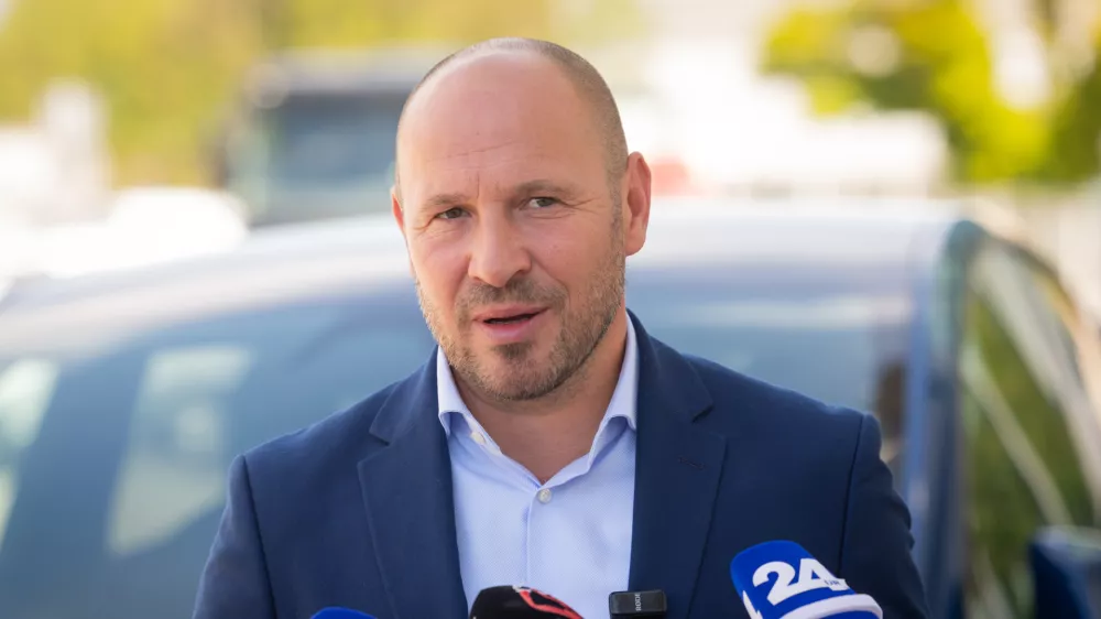 Ljubljana, Tesla Center Ljubljana.Minister za infrastrukturo in energetiko Jernej Vrtovec je obiskal Tesla Center Ljubljana, kjer je preizkusil napredni sistem avtonomne voznje pod nadzorom (FSD Supervised) in se seznanil z njegovim delovanjem v praksi.