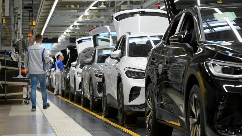 FILE PHOTO: Technicians work at the production line for electric car models of the Volkswagen Group in Zwickau, Germany, April 26, 2022. REUTERS/Matthias Rietschel/File Photo