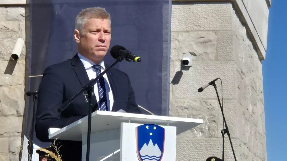 Cerje, ob Pomniku miru.Tradicionalno zborovanje za mir ob mednarodnem dnevu miru.Minister za obrambo Valentin Hajdinjak.