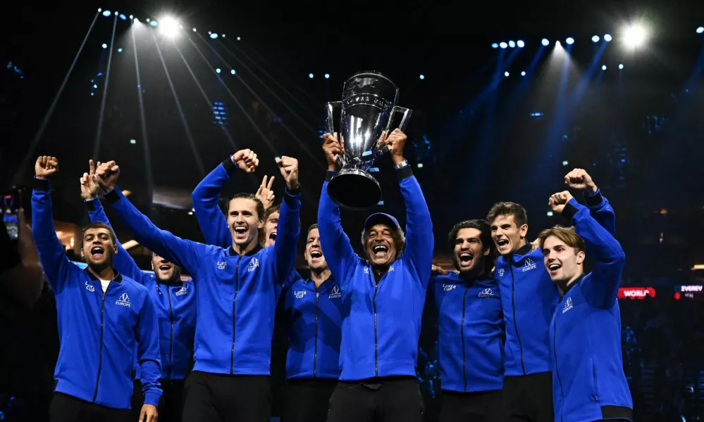 Tennis - Laver Cup - O2 Arena, London, Britain - September 27, 2026 Team Europe's Carlos Alcaraz, Alexander Zverev, Casper Ruud, Jakub Mensik, Flavio Cobolli, Rafael Jodar, Arthur Fery, captain Yannick Noah, and vice captain Tim Henman celebrate with the trophy after winning the Laver Cup REUTERS/Dylan Martinez