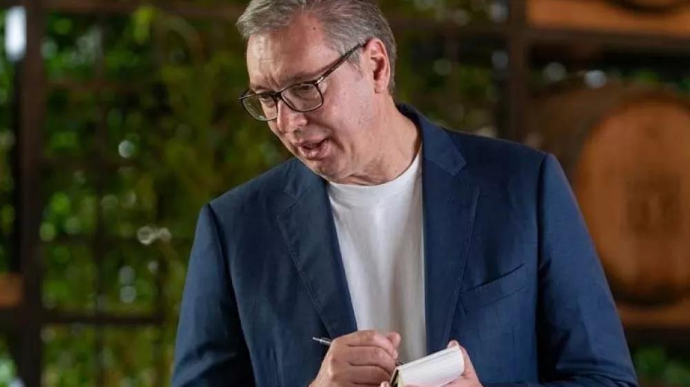 Aleksandar Vučić se v reklamnem spotu pojavi v vlogi natakarja. F zajem zaslona