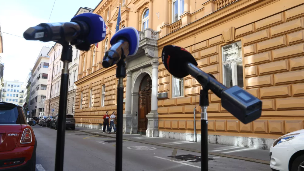 21.5.2026 - Ustavno sodi&scaron;če - vabimo vas na izjavo poslank Svobode Tereze Novak in Lucije Tacer Perlin. Poslanki bosta podprli Darka Nikolovskega, ki bo zaradi vpliva tujih obve&scaron;čevalnih služb, zaradi česar je bila kr&scaron;ena pravica do svobodnih volitev, vložil ustavno pritožbo.zjava poslank in vlagatelja bo danes, 21. 5. 2026, ob 9.00 pred vhodom na sedež Ustavnega sodi&scaron;ča RS (Beethovnova ulica 10).Foto: Luka Cjuha