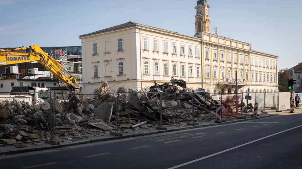 Ljubljana, Trg OF.Poruseno poslopje Avtobusne postaje v Ljubljani.