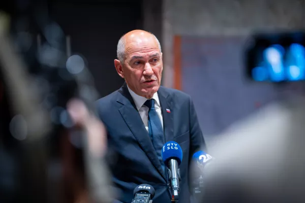 Ljubljana, DZ.Zadnji dan redne seje DZ, na kateri je na poslanska vprasanja odgovarjal predsednik vlade Janez Jansa.Izjava za medije predsednika vlade Janeza Janse.