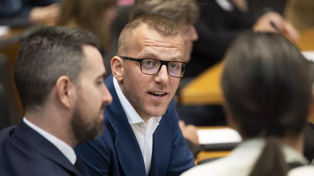 stranka ResnicaBoris Mijić15.06.2026 Državni zbor - parlament - Izredna seja DZ, na kateri bodo odločali o spremembah zakona o lokalnih volitvah ter obravnavali mandatno-volilne zadeve, v okviru katerih bi DZ potrdil mandata nadomestnima poslankamafoto: Nik Erik Neubauer