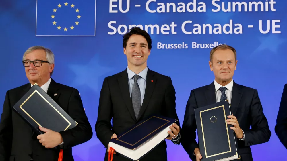 (L-R) European Commission President Jean-Claude Juncker, Canada's Prime Minister Justin Trudeau and European Council President Donald Tusk attend the signing ceremony of the Comprehensive Economic and Trade Agreement (CETA), at the European Council in Brussels, Belgium, October 30, 2016. REUTERS/Francois Lenoir