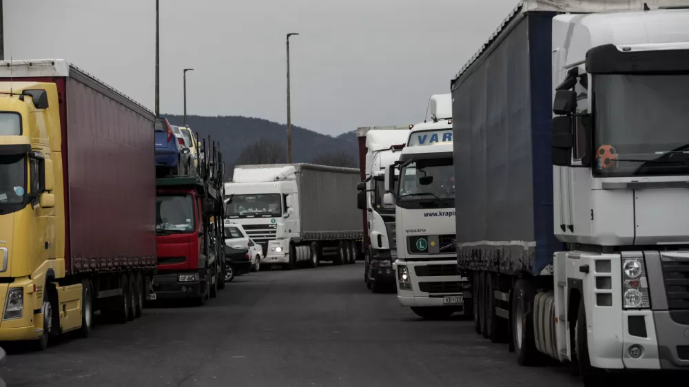 - prometni zastoj zaradi vremenskih razmer - tovornjaki - tovorna vozila- 05.02.2015 - Mednarodni mejni prehod Vrtojba - zaradi predvidenega obilnega sneženja in burje prepoved vožnje za priklopnike in polpriklopnike pri vstopu v Slovenijo - ///FOTO: Luka Cjuha
