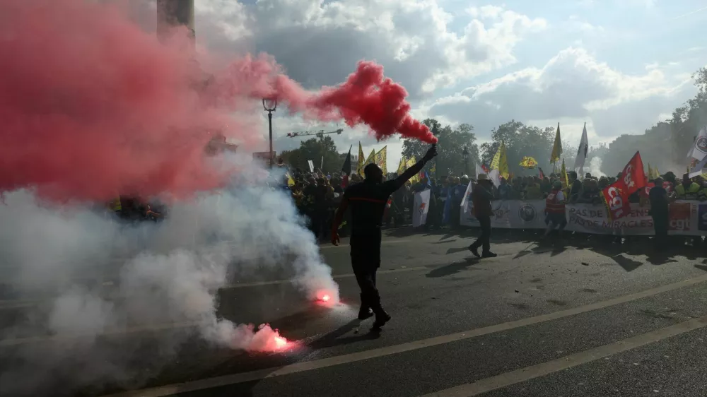 French firefighters gather at Place de la Bastille during a demonstration calling for more resources and funding following a summer marked by mega-fires, in Paris as part of a day of strikes and protests by public sector workers in France, September 29, 2026. REUTERS/Tom Nicholson