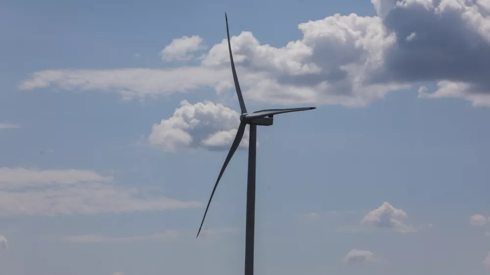 - Vetrna elektrarna, obnovljivi viri energije.- 24.07.2024. - VE Ljubač. - Vetrna elektrarna Ljubač v bližini Knina na Hrva&scaron;kem, v lasti Petrola, sestavlja 9 vetrnic vsaka po 3,6 MW, Celotna elektrarna ima 32,4 MW skupne nazivne moči in 85-90 GWh predvidene letne proizvodnje energije.//FOTO: Bojan VelikonjaOPOMBA: ZA OBJAVO V OBJEKTIVU!!!!