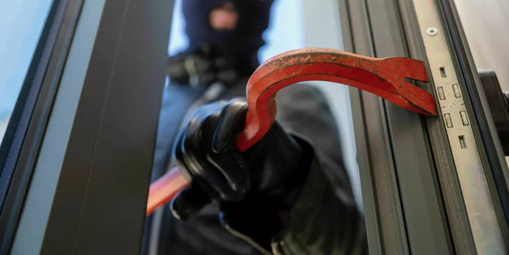 Na okna v pritličnih delih stanovanj in stanovanjskih hi&scaron; lahko namestite protivlomne folije, na starej&scaron;ih vhodnih vratih pa dodajte varnostni &scaron;čit za za&scaron;čito cilindrične ključavnice. / Foto: Rawf8