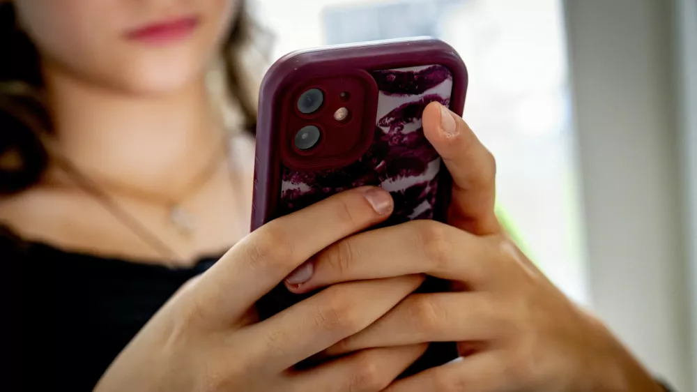 ILLUSTRATIVE - A teenage girl on her mobile phone. A 2014 Maastricht University study found that 70% of young people under 21 are addicted to their mobile phones. More than 1,400 doctors, scientists, and experts are calling on politicians to establish age limits for smartphone and social media use. ANP / Hollandse Hoogte / ROBIN UTRECHT netherlands out - belgium out,Image: 1043876761, License: Rights-managed, Restrictions:, Model Release: no 
