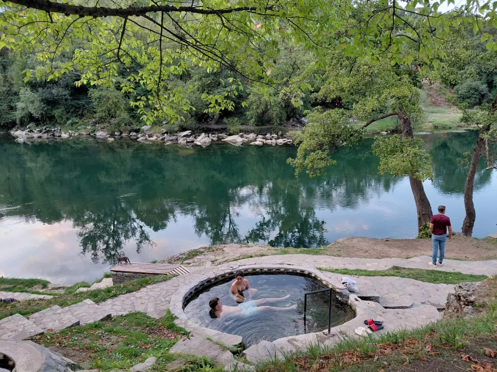 Rafting za 25 evrov, termalna voda in poceni nakupi: mesto, ki je idealno za vikend oddih
