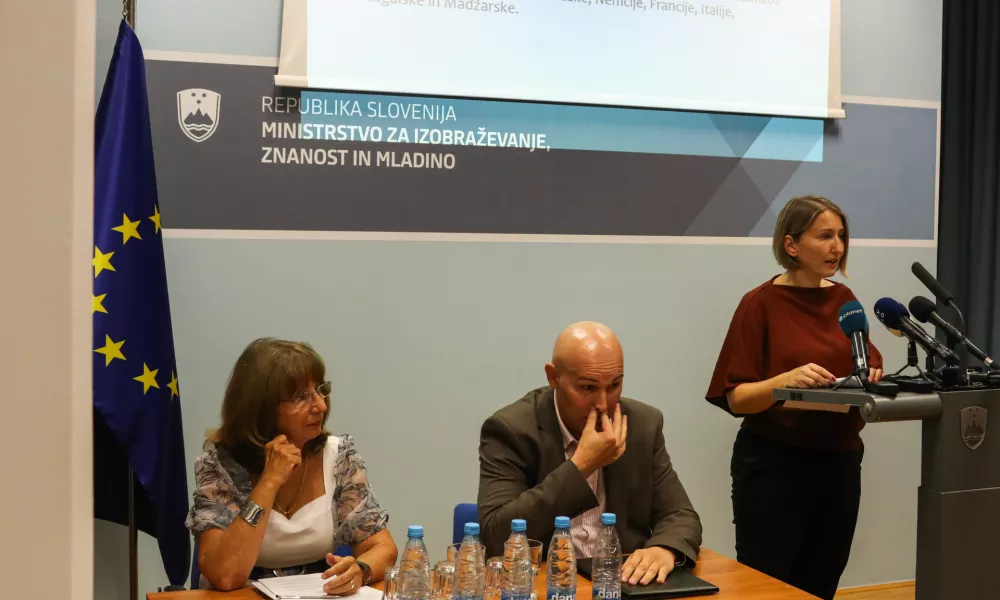 - Mojca &Scaron;krinjar, državna sekretarka ministrstva za izobraževanje znanost in mladino,- Borut Rončević, minister za izobraževanje znanost in mladino,- Klaudija &Scaron;terman Ivančič, koordinatorka raziskave iz Pedago&scaron;kega in&scaron;tituta,- 08.09.2026. - Predstavitev rezultatov mednarodne raziskave PISA 2025, ki kaže dosežke 15 letnikov na področju bralne, matematične in naravoslovne pismenosti.