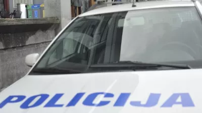  simbolična - ilustrativna fotografija NLB, afera, preiskave, preiskava, policija- &Scaron;martinska cesta 132 - Nova Ljubljanska banka - hi&scaron;na preiskava -   - hi&scaron;ne preiskave 2013 - kriminalistična preiskava domnevno spornega poslovanja NLB. - zaradi nepravilnosti pri odobravanju kreditov banka o&scaron;kodovana za tri milijone evrov   //FOTO: Tomaž Zajel&scaron;nik