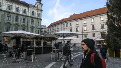 - gostinska ponudba Prešernov trg -- 30.11.2021 - Veseli December 2021 - božično novoletni sejem - praznično osvetljeno središče prestolnice - začetek prazničnega decembrskega sejma na ljubljanskih ulicah -  božično novoletni sejem – prednovoletno okraševanje -//FOTO: Luka Cjuha