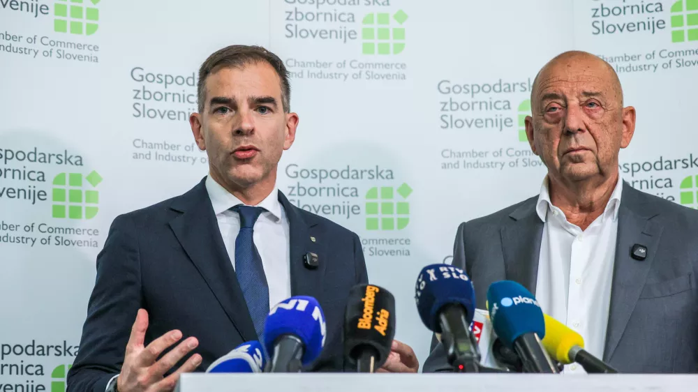 Ljubljana, GZS.Izjava za medije po zaprti seji upravnega odbora GZS, na kateri so clani razpravljali o aktualnih razmerah v gospodarstvu, pricakovanjih podjetij ter ukrepih, ki jih vlada nacrtuje na podrocju gospodarstva in trga dela v tem in prihodnjem letu.Drzavni sekretar na ministrstvu za gospodarstvo, delo in sport Leon Korosec in predsednik GZS Tibor Simonka.