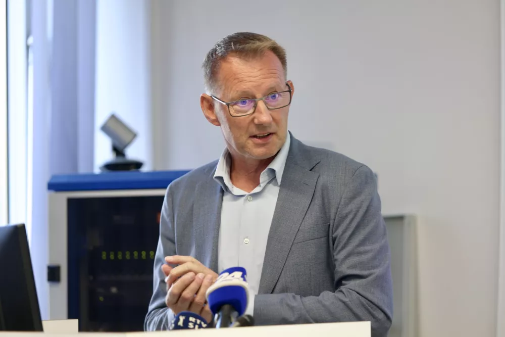 Ljubljana, ARSO.Novinarska konferenca ministrstva za okolje in prostor, Arsa, NIJZ, Eko sklada, Zbornice komunalnega gospodarstva Slovenije in Zveze potrosnikov Slovenije pred zacetkom kurilne sezone, na kateri so predstavili kljucne ukrepe in priporocila za kurjenje.Direktor Zbornice komunalnega gospodarstva Slovenije Sebastijan Zupanc.
