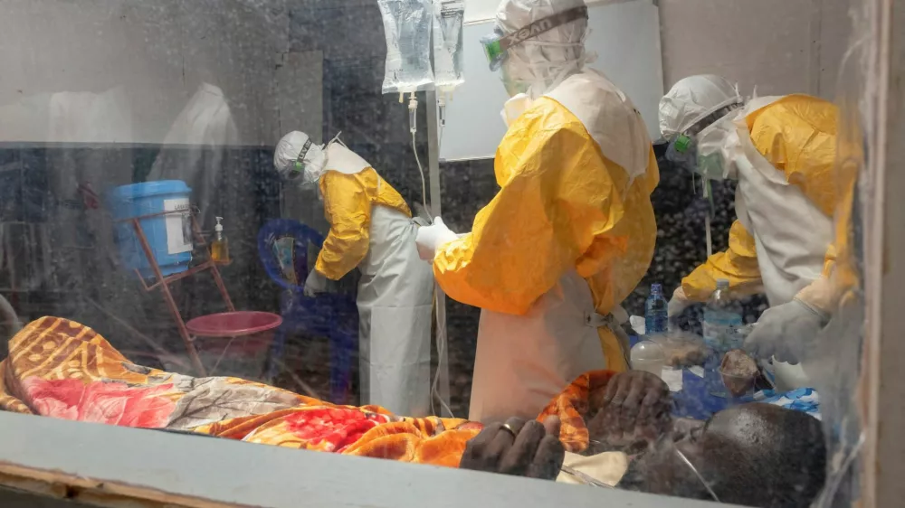 FILE PHOTO: Medecins Sans Frontieres (MSF) doctors treat a patient inside the Kitatumba Ebola treatment center, as aid agencies intensify efforts to contain a new Ebola outbreak involving the Bundibugyo species, in Butembo, North Kivu province, Democratic Republic of Congo, September 23, 2026. REUTERS/Gradel Muyisa Mumbere/File Photo