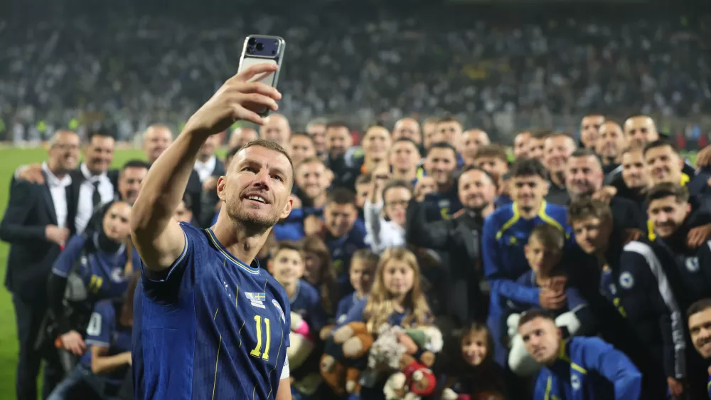 Bosnia's Edin Dzeko takes a selfie with his team after he played last international game in the Nations League soccer match between Bosnia and Herzegovina and Sweden in Zenica, Friday, Oct. 2, 2026. (AP Photo/Armin Durgut)