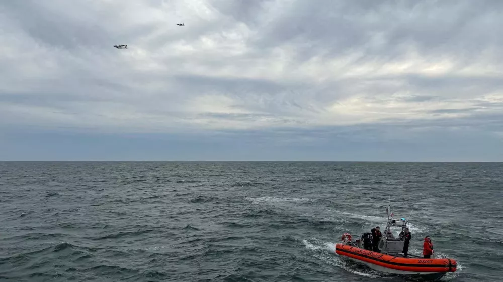 US Coast Guard members search for people after it found debris from a medical transport aircraft off the shore of Massachusetts' Nantucket island, US, October 3, 2026.  US Coast Guard/Handout via REUTERS  THIS IMAGE HAS BEEN SUPPLIED BY A THIRD PARTY. MANDATORY CREDIT.   TPX IMAGES OF THE DAY