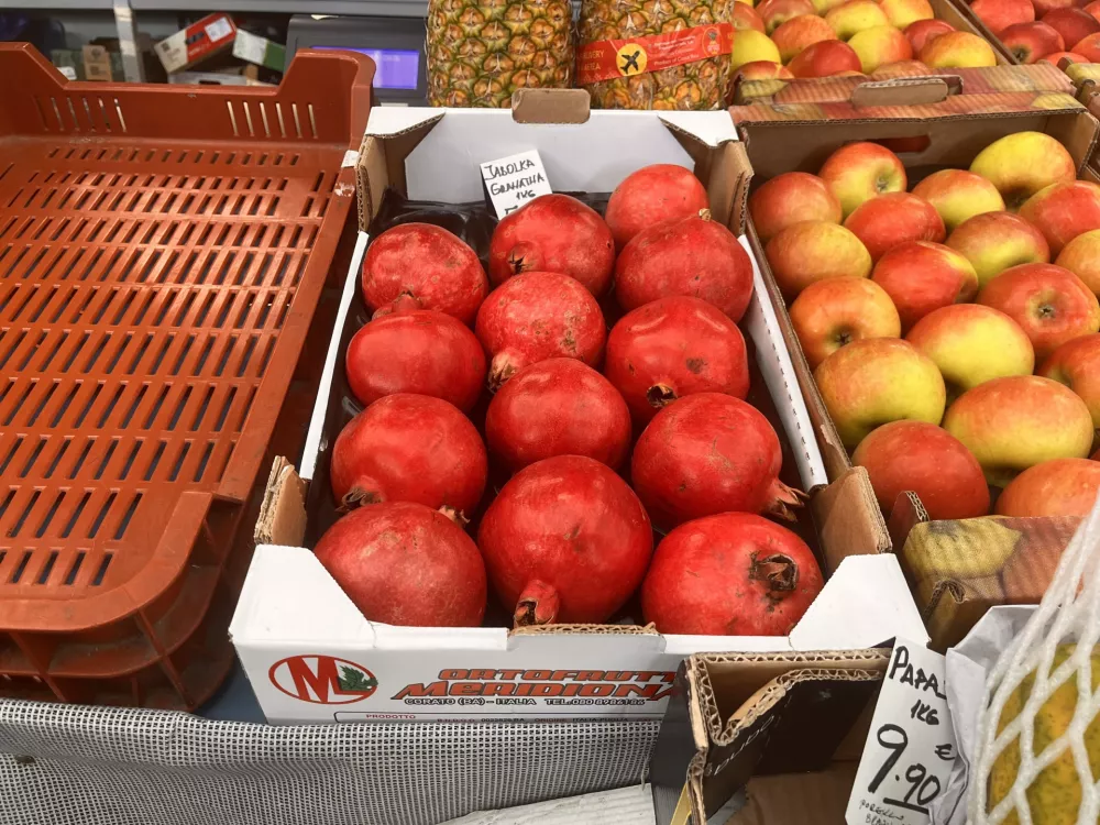 (CENE NA TRŽNICI) Vitaminska granata, ki jo marsikdo spregleda