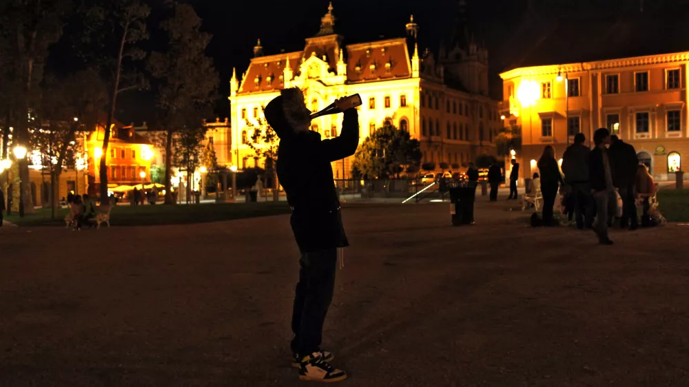 - ilustrativna fotografija - alkohol in mladina Ljubljana 2012 - pitje alkoholnih pijač na javnih mestih - omejevanje uporabe alkohola//FOTO: Jaka GasarOPOMBA: ZA OBJAVO V PRILOGI &ndash; DNEVNIKOV OBJEKTIV - REPORTAŽA 2012