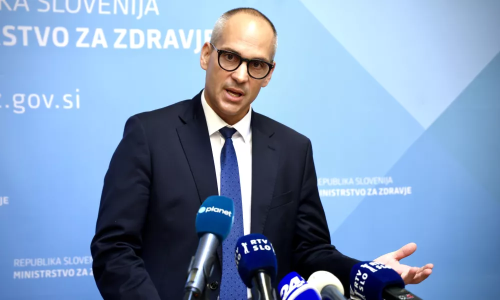 Ljubljana, ministrstvo za zdravje.Novinarska konferenca ministra za zdravje Tadeja Ostrca, na kateri je spregovoril o osnutku zakona o skladu RS za napredno zdravljenje redkih bolezni otrok ter uredbi o spremembah in dopolnitvah uredbe o programih storitev obveznega zdravstvenega zavarovanja, zmogljivostih, potrebnih za njegovo izvajanje, in obsegu sredstev za leto 2026.