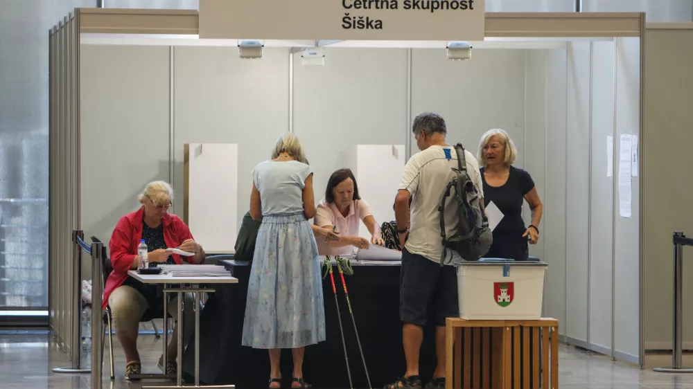 - 07.07.2026. - Predčasno glasovanje za Referendum o spremenjenem parkirnem odloku. Gospodarsko razstavi&scaron;če Ljubljana.//FOTO: Bojan Velikonja