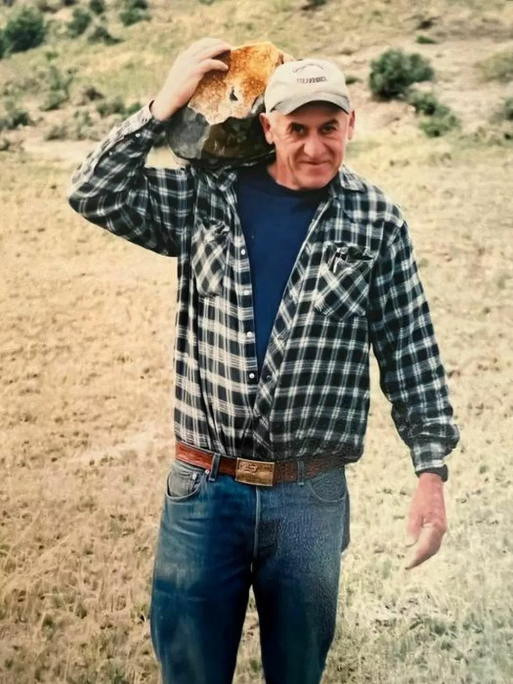 Ljubiteljski zbiralec fosilov Cliff Linster je na&scaron;el enega od samo dveh znanih primerkov in ga podaril Wyoming Dinosaur Centru. Nova vrsta Wyoteuthis linsterorum nosi ime po njem in njegovi družini. Linster je umrl junija letos, nekaj mesecev pred objavo raziskave. / Foto: Foto: Družina Linster