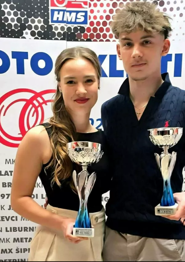Mia Ma&scaron;a &scaron;e nima 18 let, a na dveh kolesih zna &scaron;e kako pokazati vraga