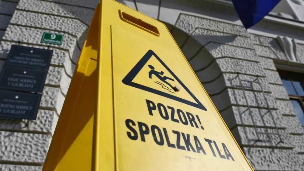 simbolična fotografija - opozorilna tabla - pozor spolzka tla - Vrhovno sodi&scaron;če Republike Slovenije - Vi&scaron;je in Okrožno sodi&scaron;če v Ljubljani, Tavčarjeva ulica 9, stavba - - pravosodje - pravo - pravičnost - pravica - pravni sistem - tožilstvo - sodna oblast - sodi&scaron;ča - //FOTO: Bojan Velikonja