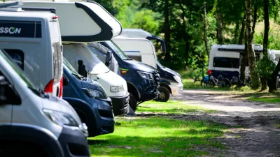08 August 2025, Lower Saxony, Oberhaverbeck: Motorhomes are parked on a pitch in the L&uuml;neburg Heath Nature Reserve. Photo: Philipp Schulze/dpa,Image: 1029409280, License: Rights-managed, Restrictions: GERMANY OUT, Model Release: no 
