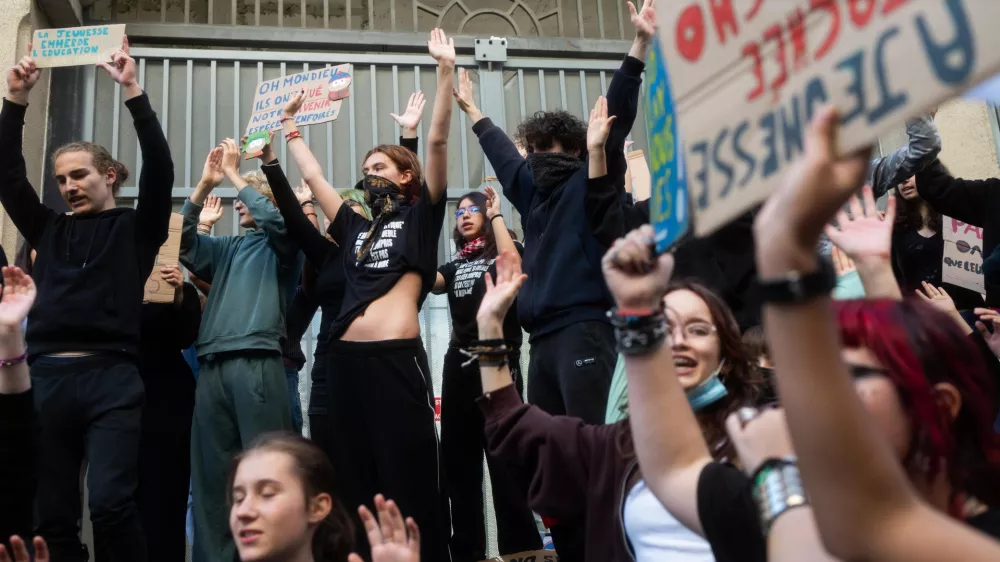 protest, izobrazba 05.10.2026 - dijaki blokirajo vhode gimnazij in srednjih &scaron;ol v Parizu kot protest na slabe pogoje v &scaron;olah, Pariz, FrancijaFOTO: Nik Erik Neubauer