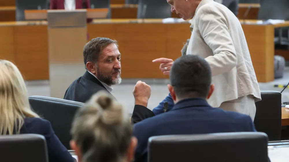 - Klemen Bo&scaron;tjančič, Svoboda,- Alenka Bratu&scaron;ek, Svoboda,- 18.09.2026. - Izredna seja DZ RS, na kateri s obravnavali predlog zakona o začasnih ukrepih za učinkovitej&scaron;e izvajanje sistema dolgotrajne oskrbe.//FOTO: Bojan Velikonja