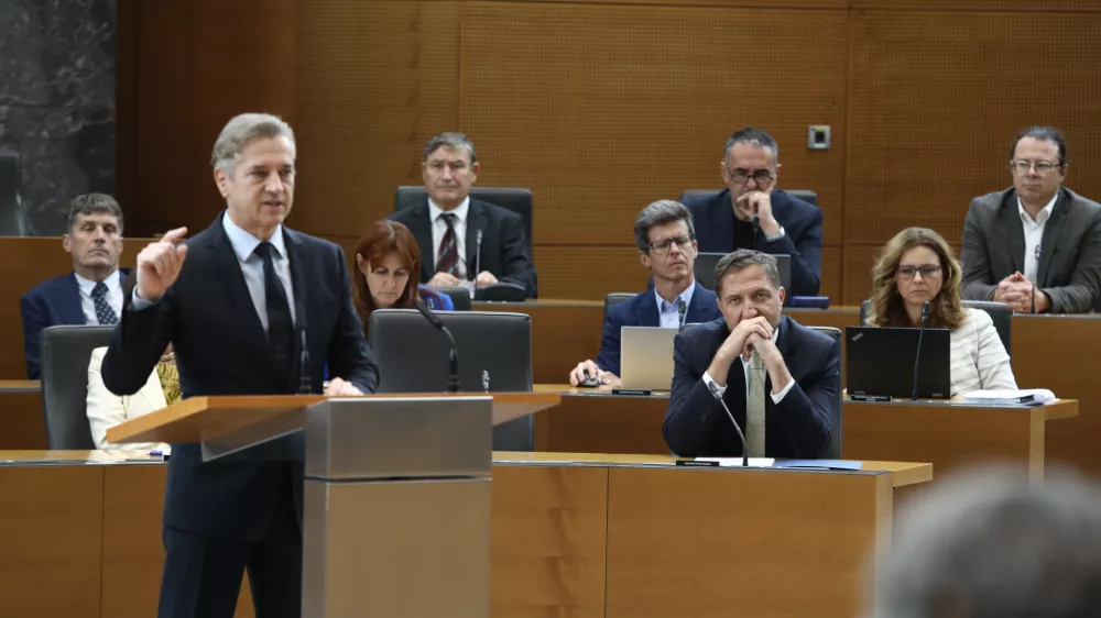 Predsednik vlade Rober Golob in Minister za finance Klemen Bo&scaron;tjančič6.10.2025 - izredna seja DZ, na kateri bodo predstavili proračunski memorandum 2026-2027, predlog sprememb proračuna RS za leto 2026 in predlog proračuna RS za leto 2027; DZ,Foto: Luka Cjuha